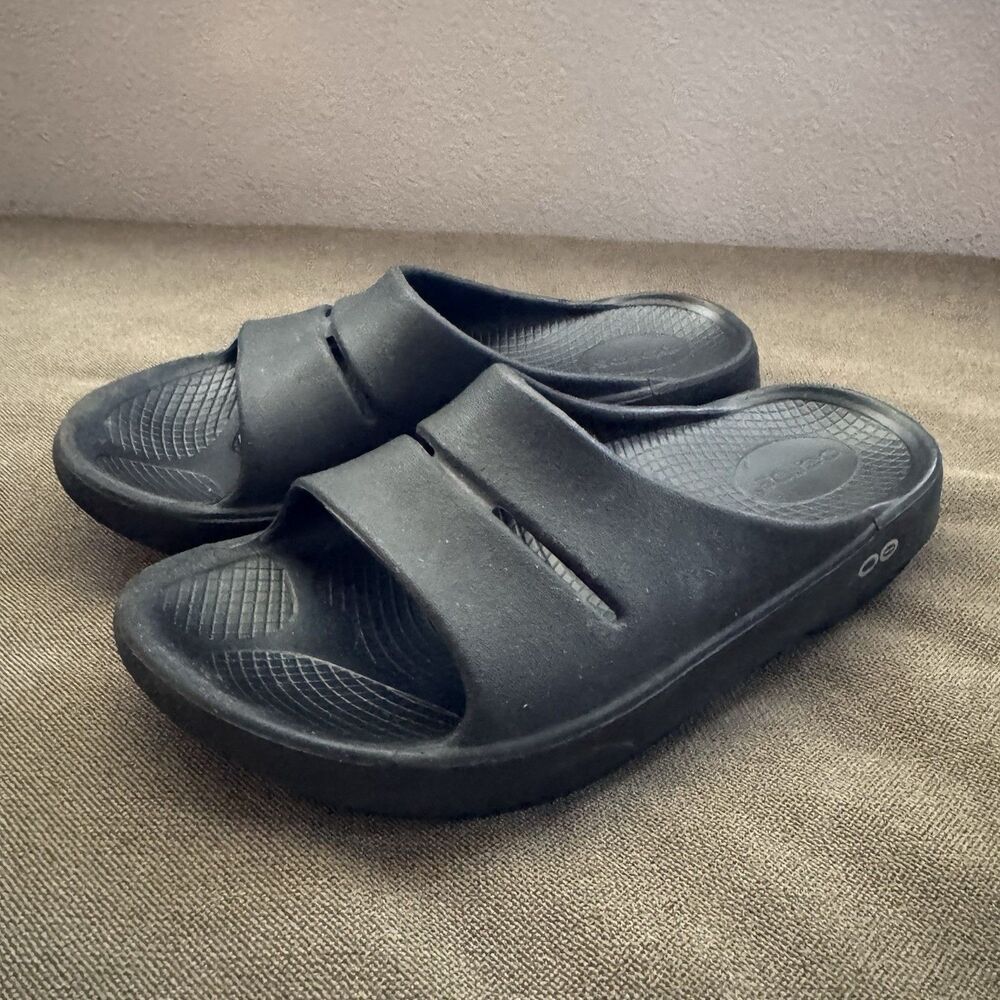 Oofos OOahh Mens Size 5 Womens 7 All Black Beach Walking Recovery Slide Sandal